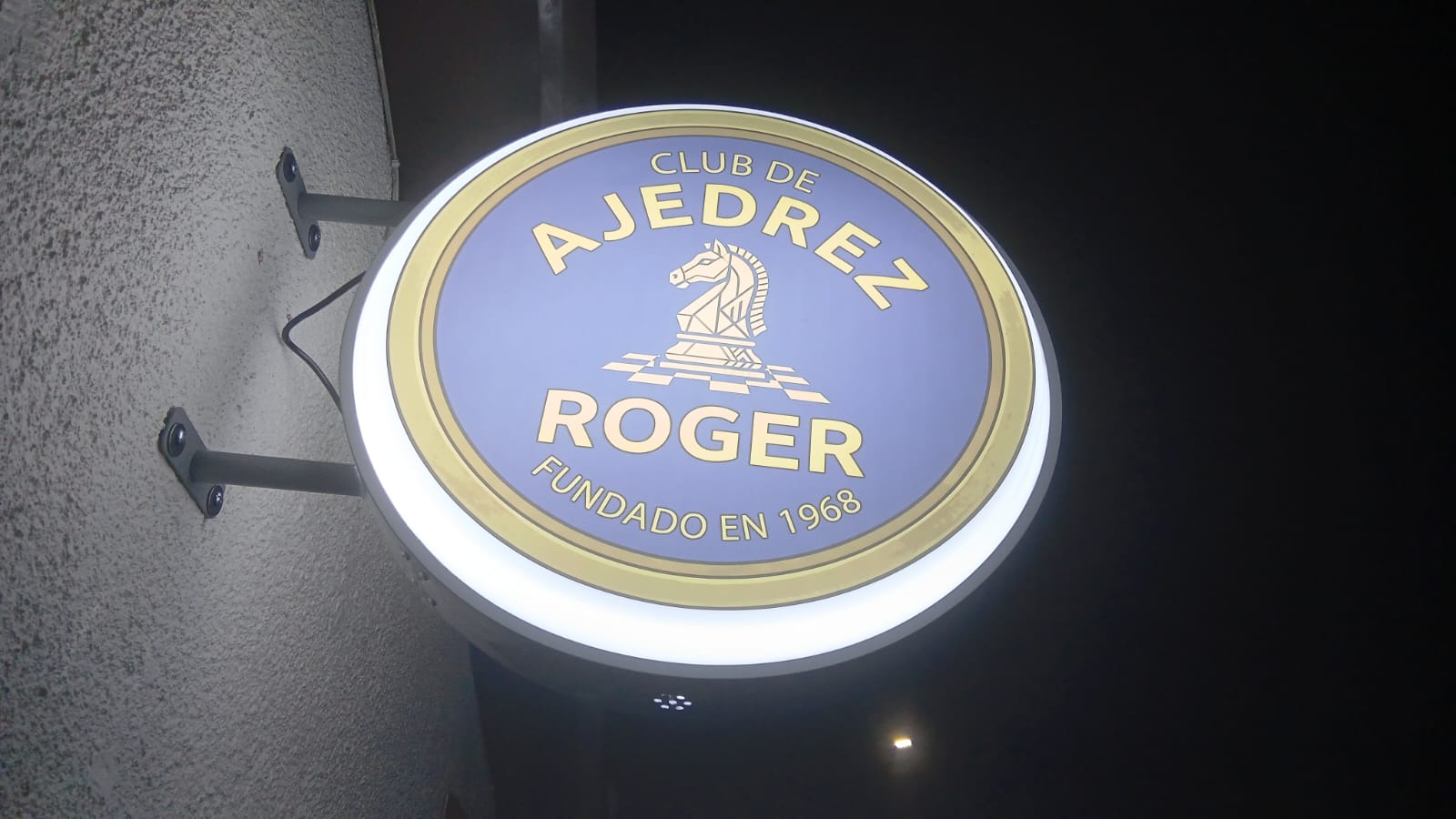 Letrero luminoso del club en la fachada